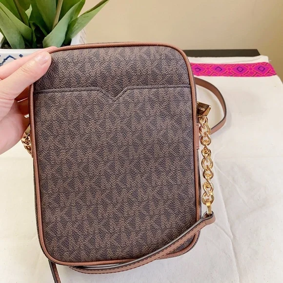 Michael Kors Jet Set Flight Crossbody Bag in brown signature - Picture 4 of 9